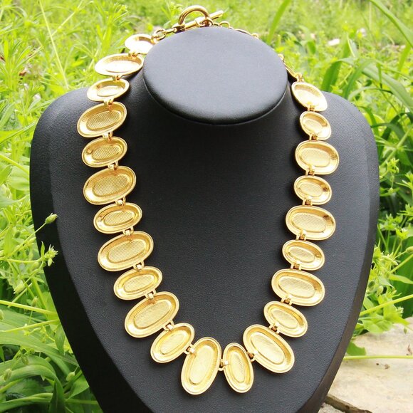 Vintage Courtney G Gold Tone with Green Enamel Necklace - Picture 2 of 11